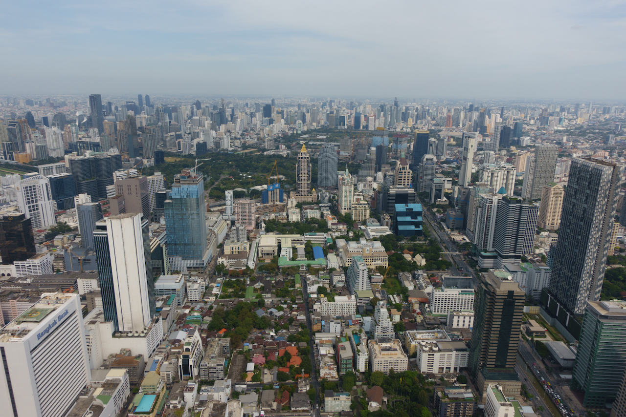 Bangkok von oben — die Stadt unter einem dunstigen Himmel