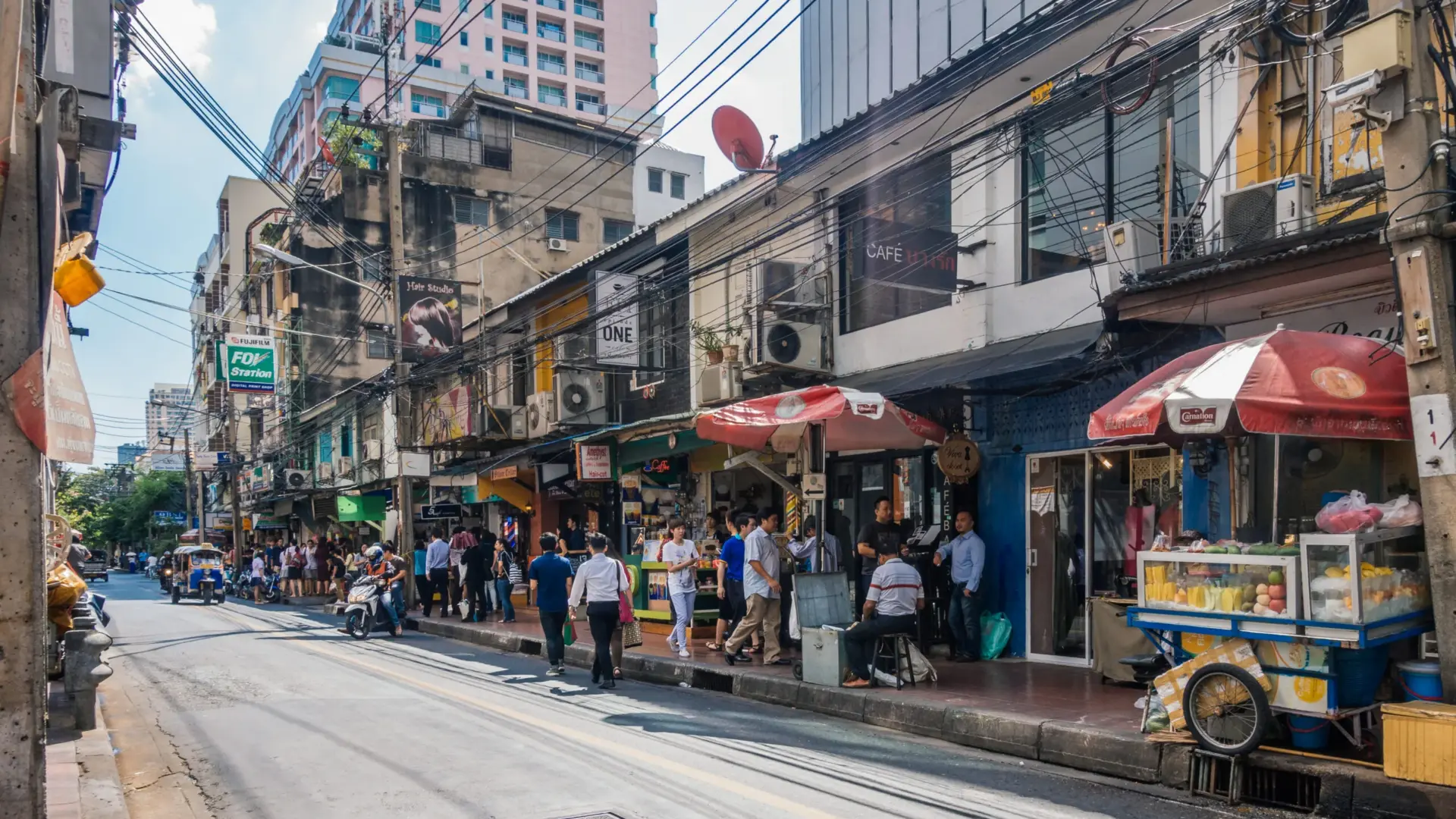 Straßenszene in Bangkok als Übergang zwischen verschiedenen Vierteln