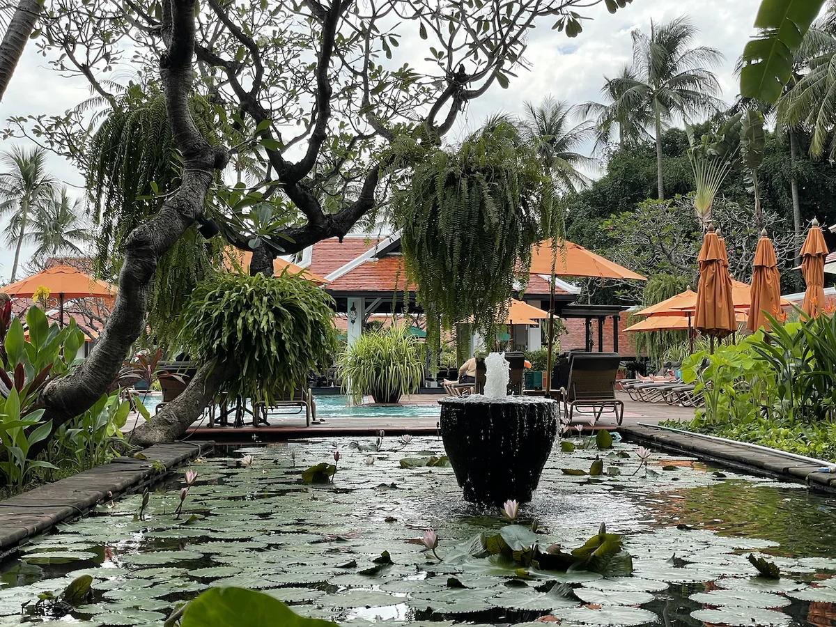 Poolbereich im Anantara Riverside Bangkok, geeignet für entspannte Nachmittage mit Kindern