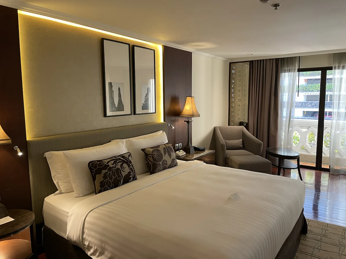 Anantara Riverside Bangkok – Elegantes Zimmer mit warmer Beleuchtung