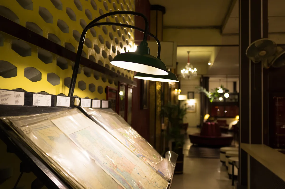 The Atlanta Hotel Bangkok – Eingangsbereich mit Vintage-Stadtplan und charakteristischer Einrichtung