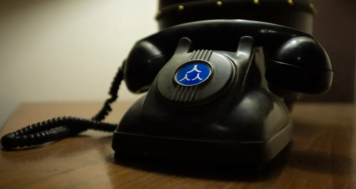 The Atlanta Hotel Bangkok – Vintage-Wählscheibentelefon im Zimmer