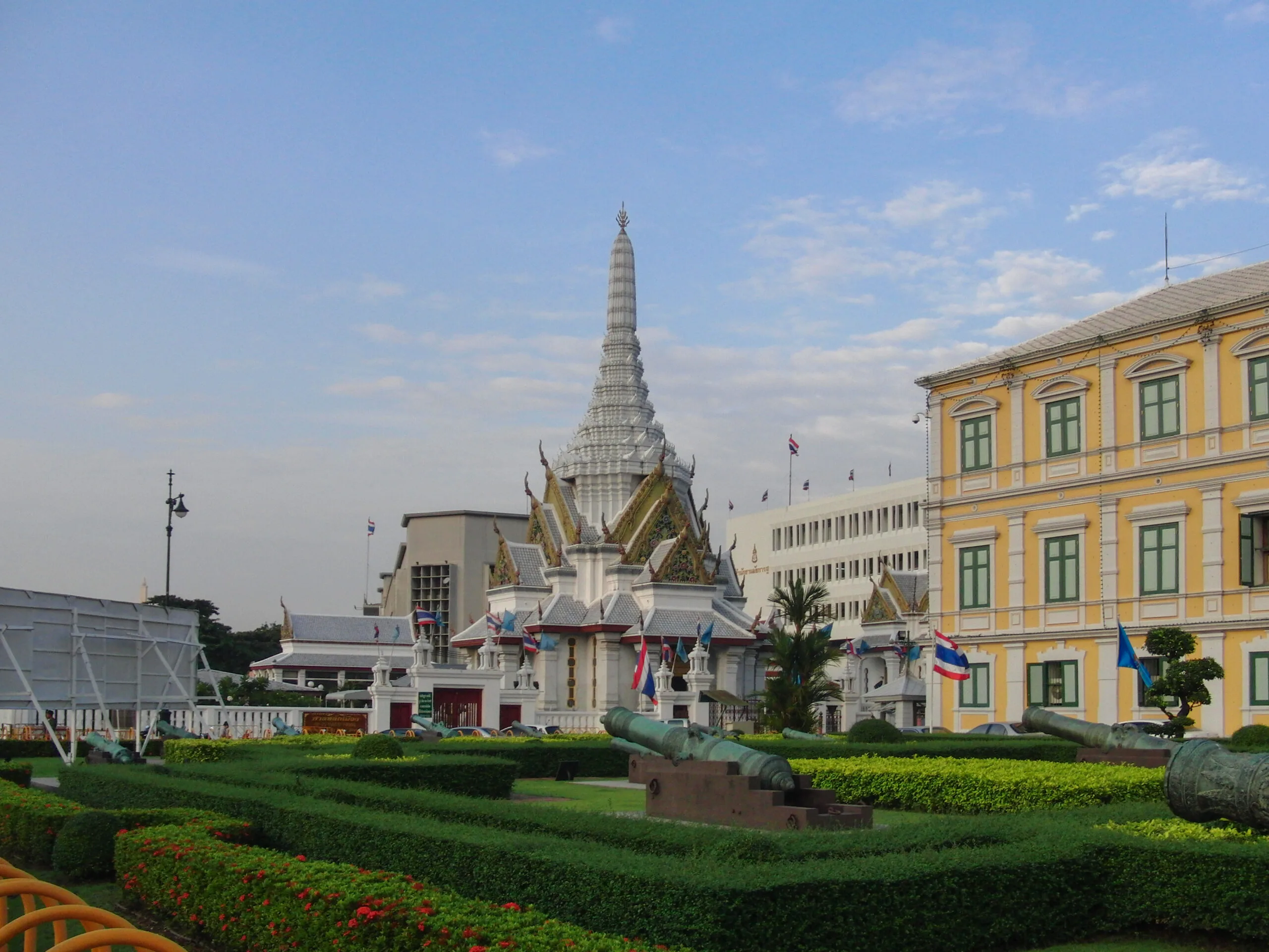Reisevorbereitung für Bangkok mit Sonnencreme, Wasser und Tagesplanung