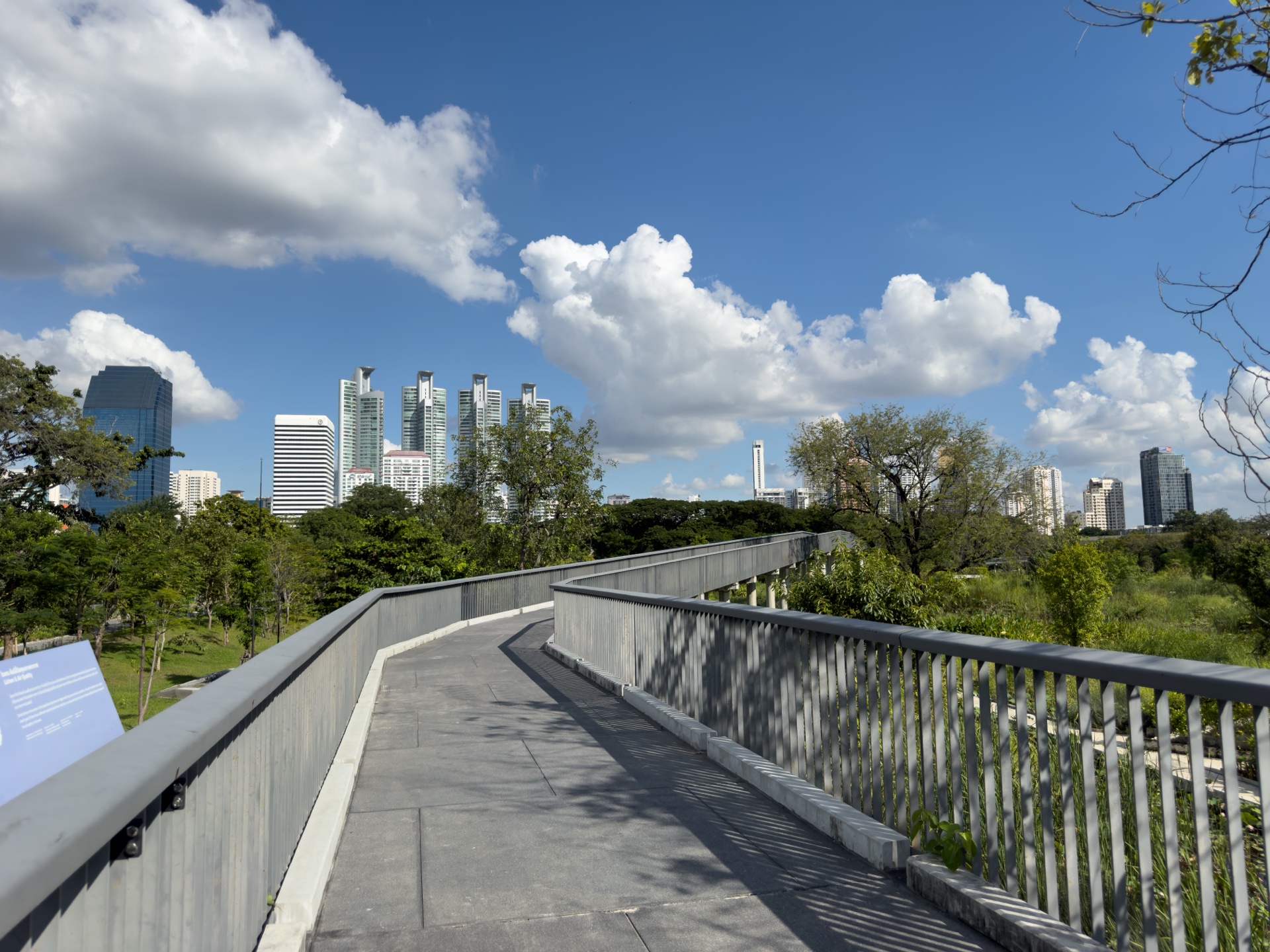 Panoramablick vom Brückenweg des Benjakity Parks auf die Bangkoker Skyline