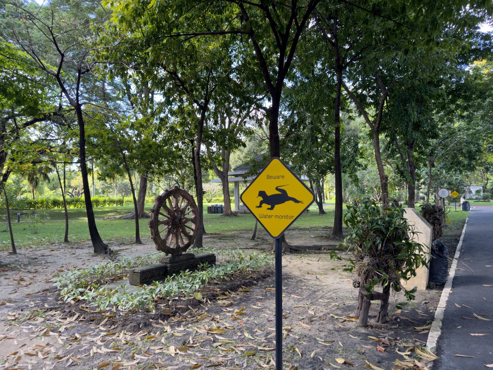 Eichhörnchen-Warnschild im Benjakity Park Bangkok