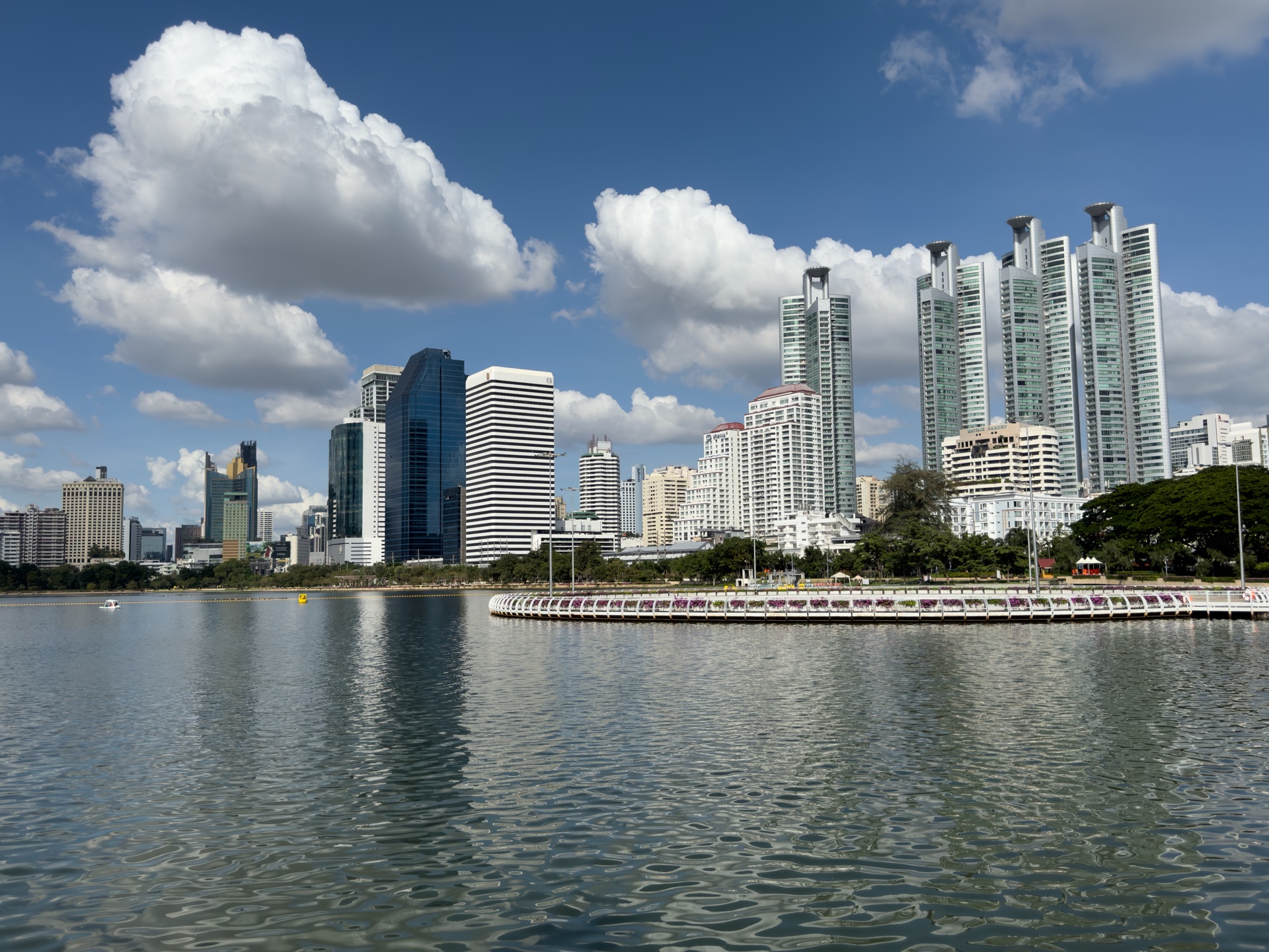 Lake Ratchada im Benjakity Park Bangkok mit Skyline-Spiegelung