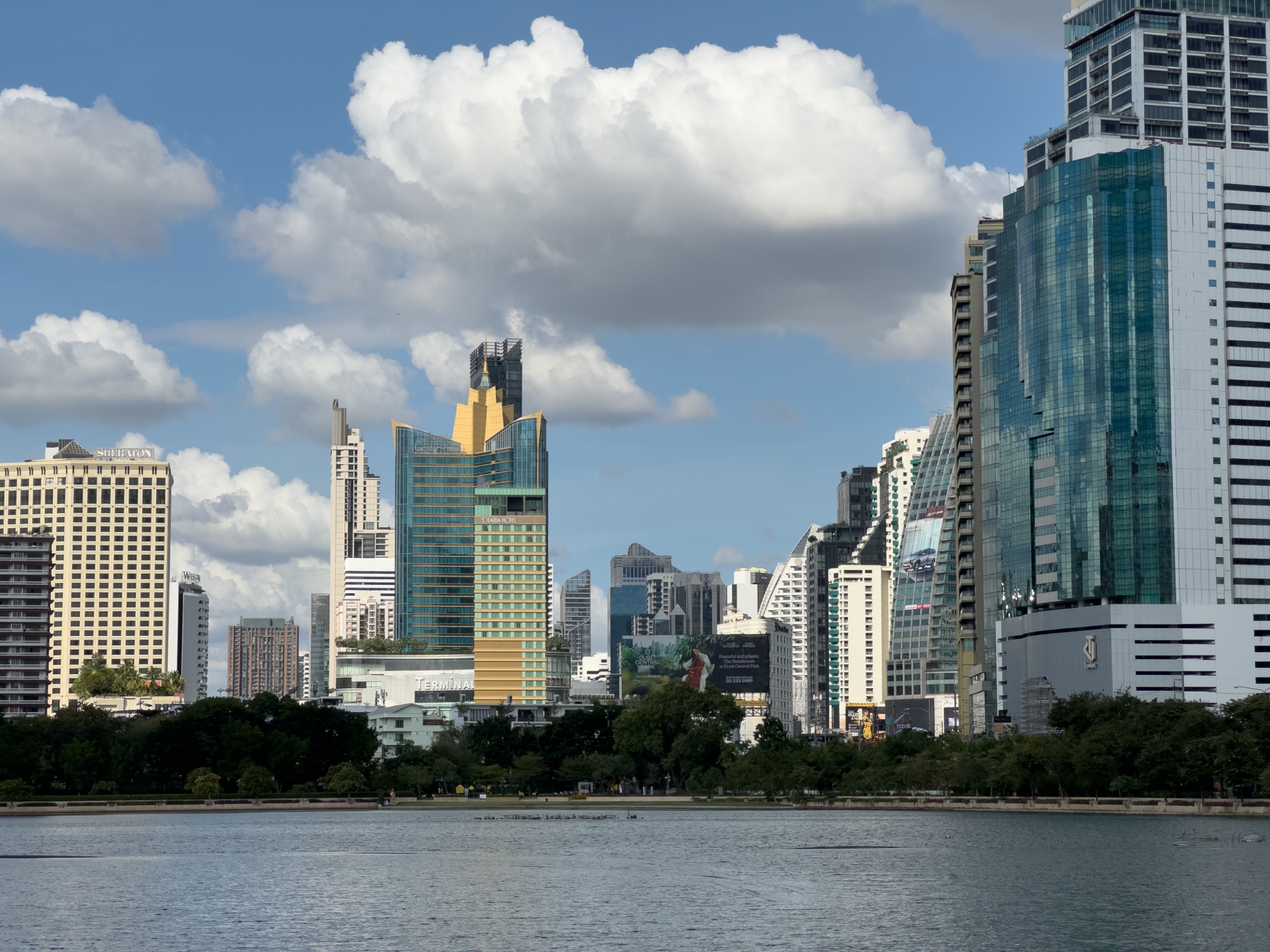 Bangkoks Hochhäuser spiegeln sich im Lake Ratchada des Benjakity Parks