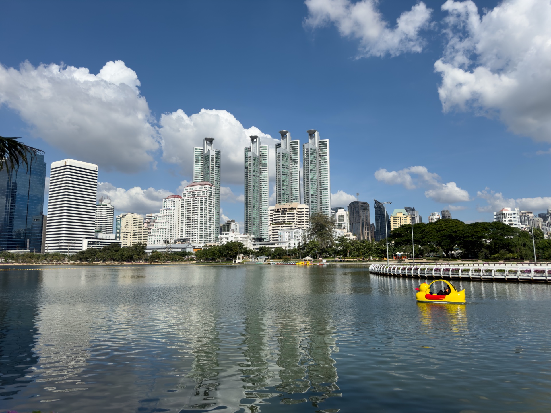 Gelbes Tretboot auf dem See im Benjakity Park Bangkok