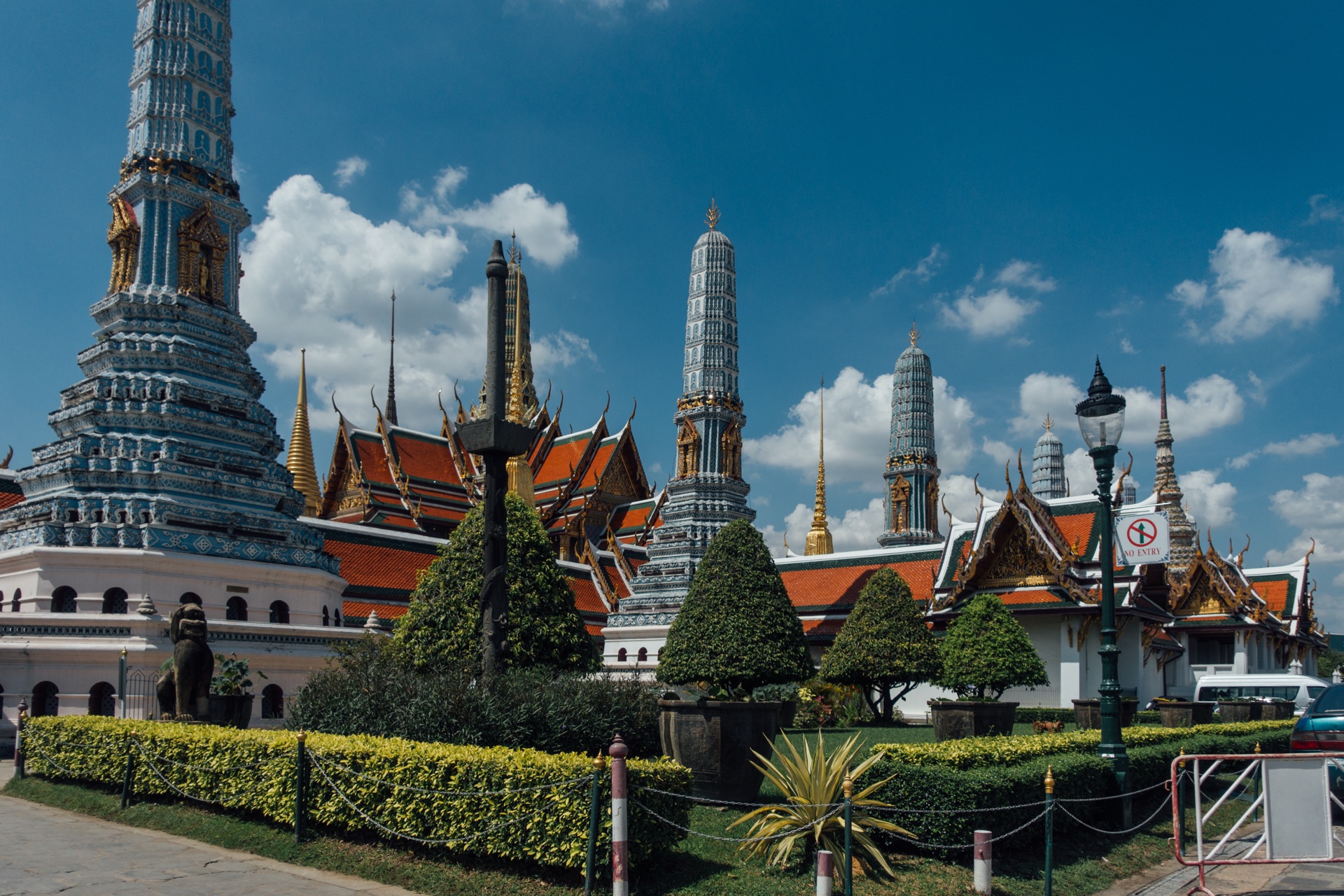Chakri Maha Prasat Palastgebäude im Königspalast Bangkok mit Gärten