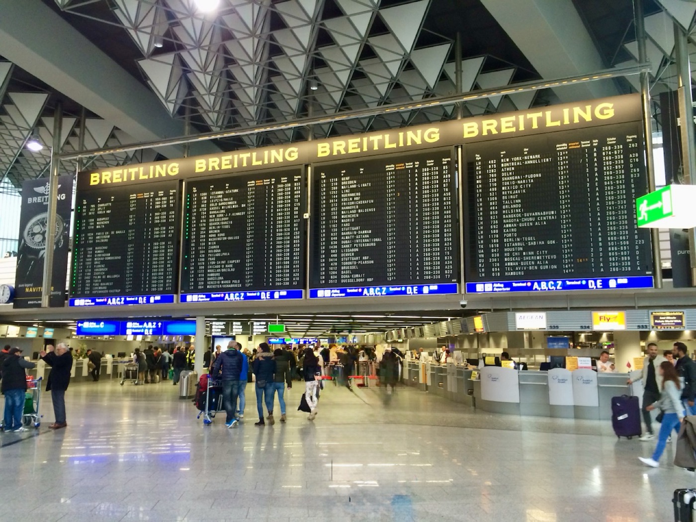Anzeigetafel am Flughafen Frankfurt vor Abflug nach Bangkok