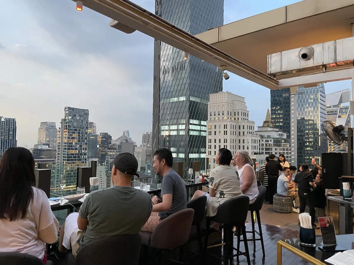 Hotel Indigo Bangkok – Panoramablick über Bangkok von der Rooftop-Bar