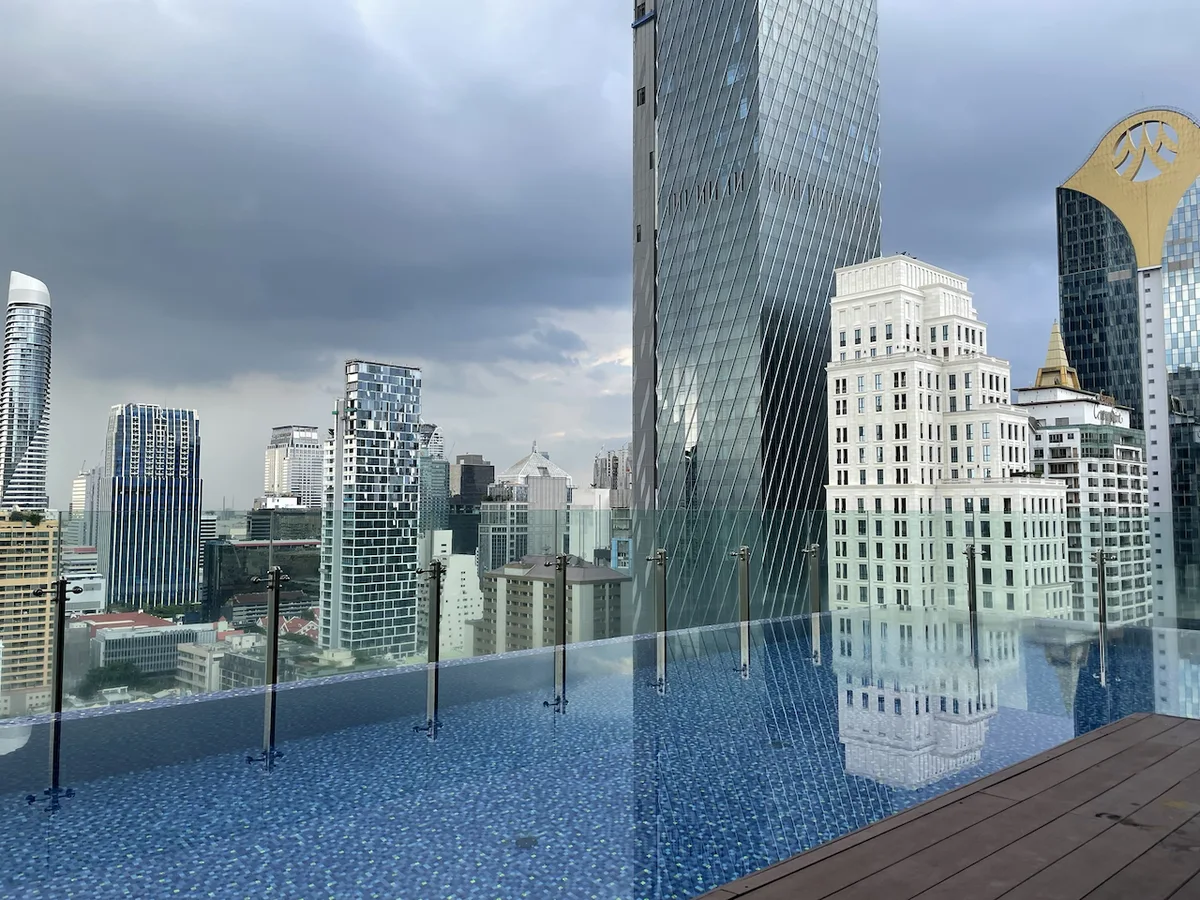 Hotel Indigo Bangkok – Rooftop-Infinity-Pool mit Blick auf die Bangkoker Skyline