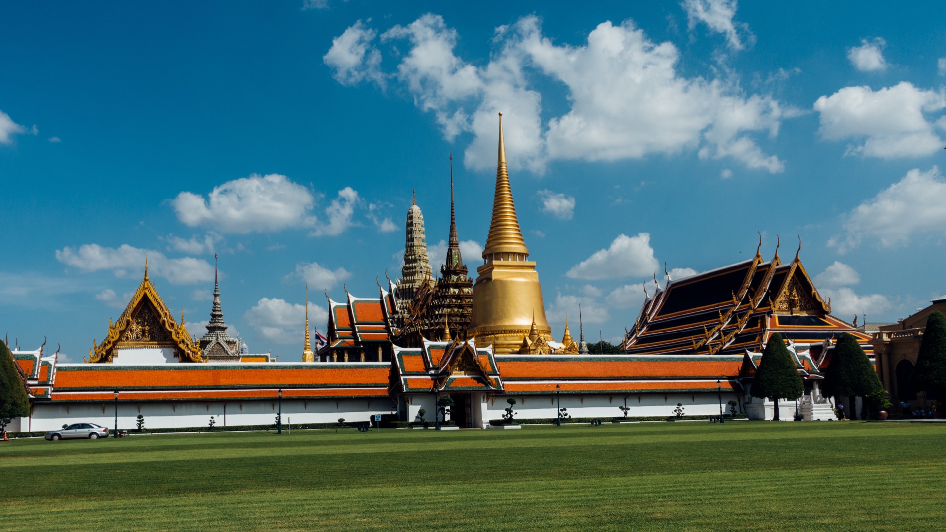 Königspalast Bangkok Grand Palace – Gesamtansicht mit Wat Phra Kaew und goldenem Chedi