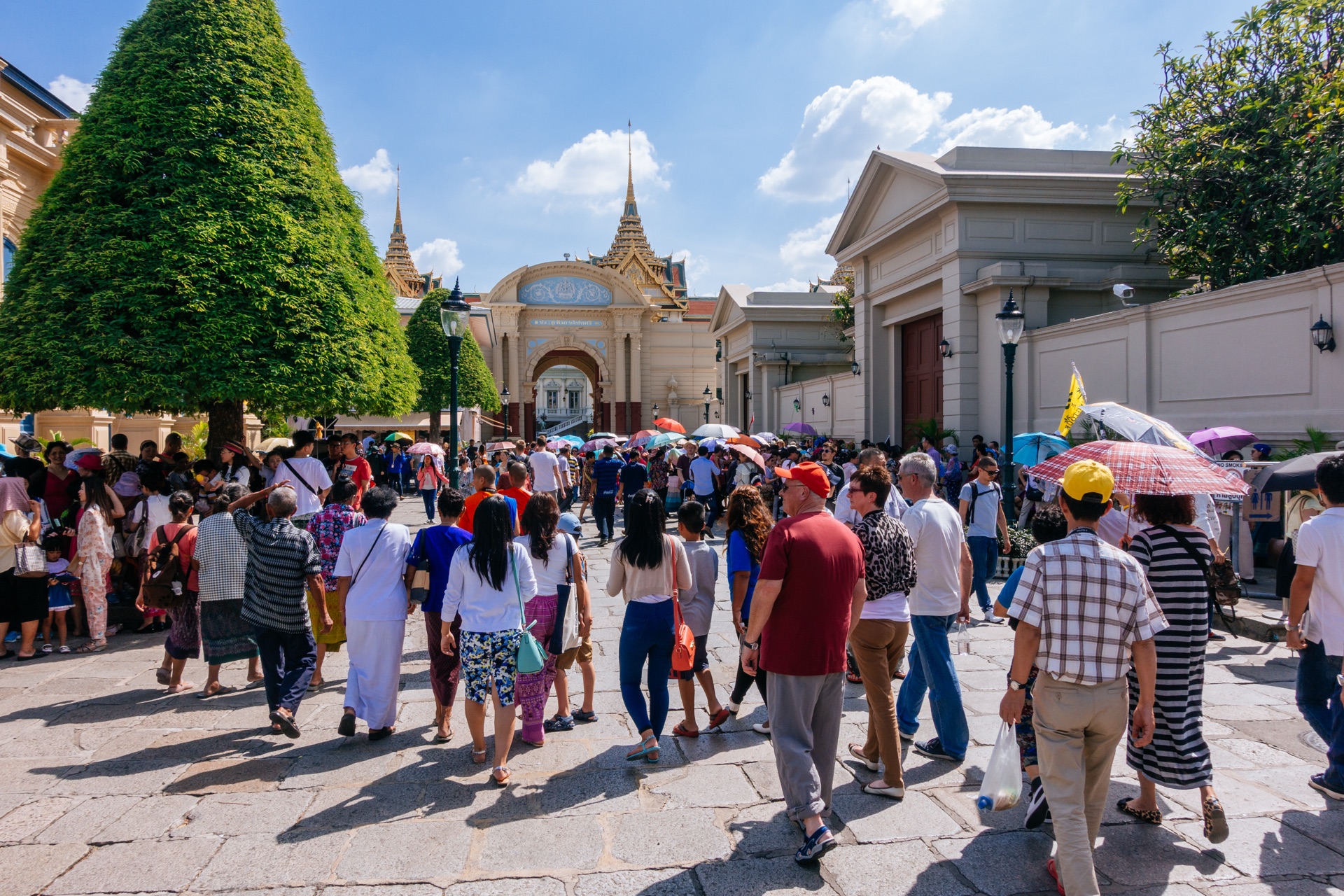 Viele Besucher am Eingang des Königspalasts Bangkok zeigen warum früher Besuch wichtig ist