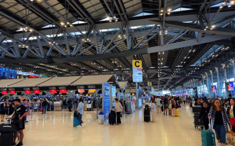 Reisende am Suvarnabhumi Airport Bangkok Ankunftshalle