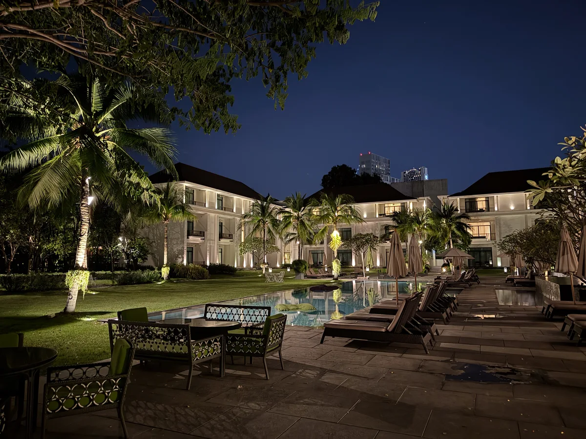 U Sathon Bangkok – Hotel und Garten bei Nacht, beleuchtet