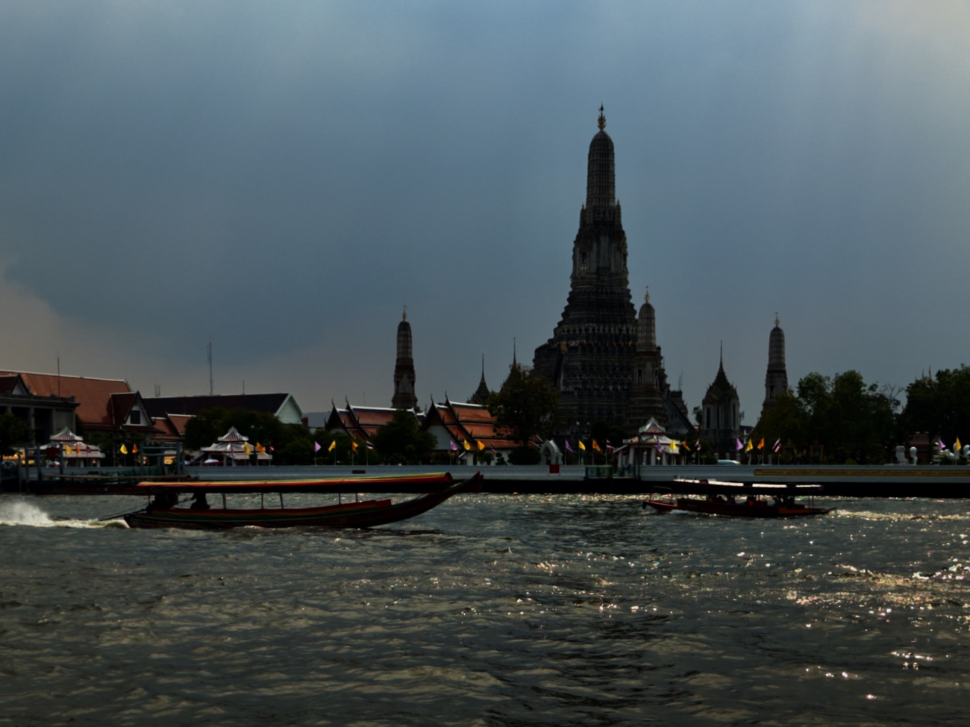 Wat Arun Bangkok in der Abenddämmerung – dramatische Atmosphäre am Chao Phraya