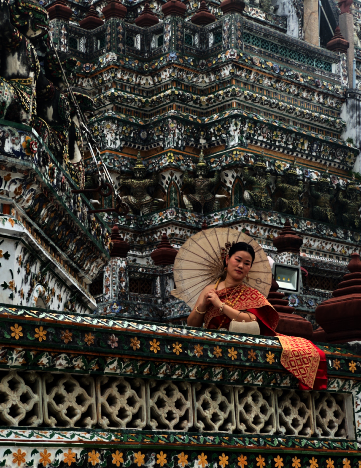 Frau in traditioneller Thailändischer Tracht am Prang des Wat Arun Bangkok