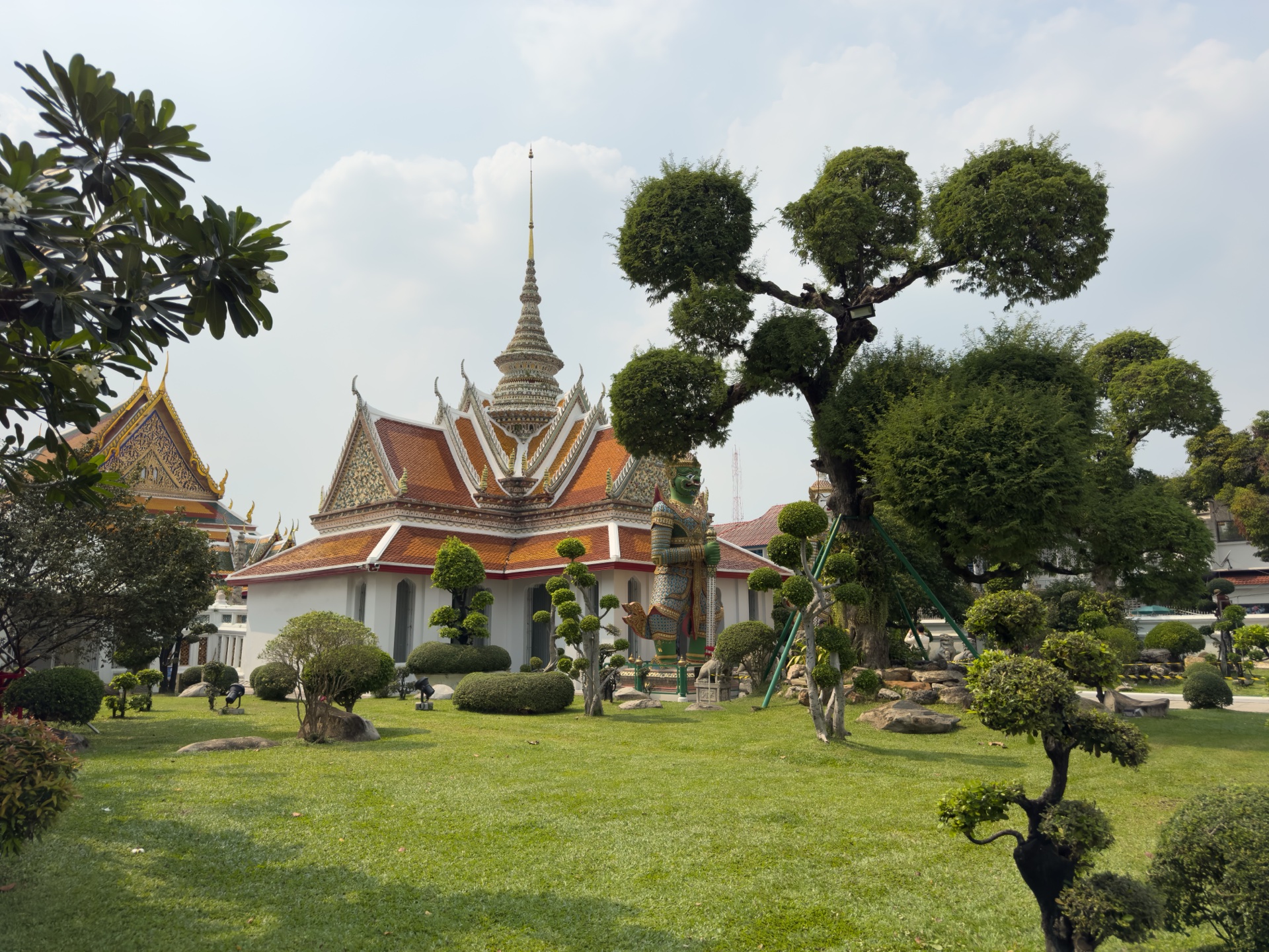 Tempelgebäude und Garten im Wat Arun Bangkok mit Bonsai-Bäumen