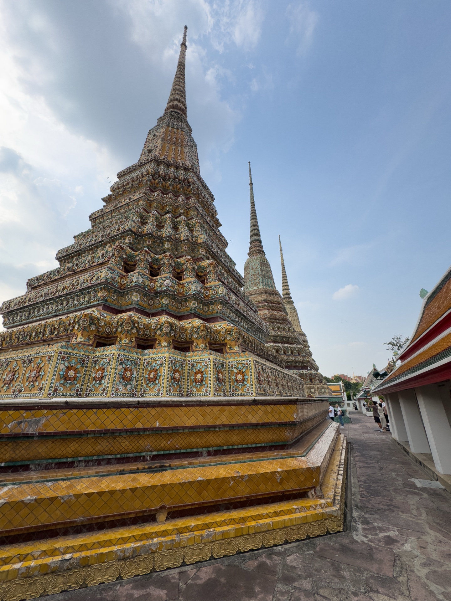 Große Mosaik-Chedis im Wat Pho Bangkok mit bunten Porzellanfliesen
