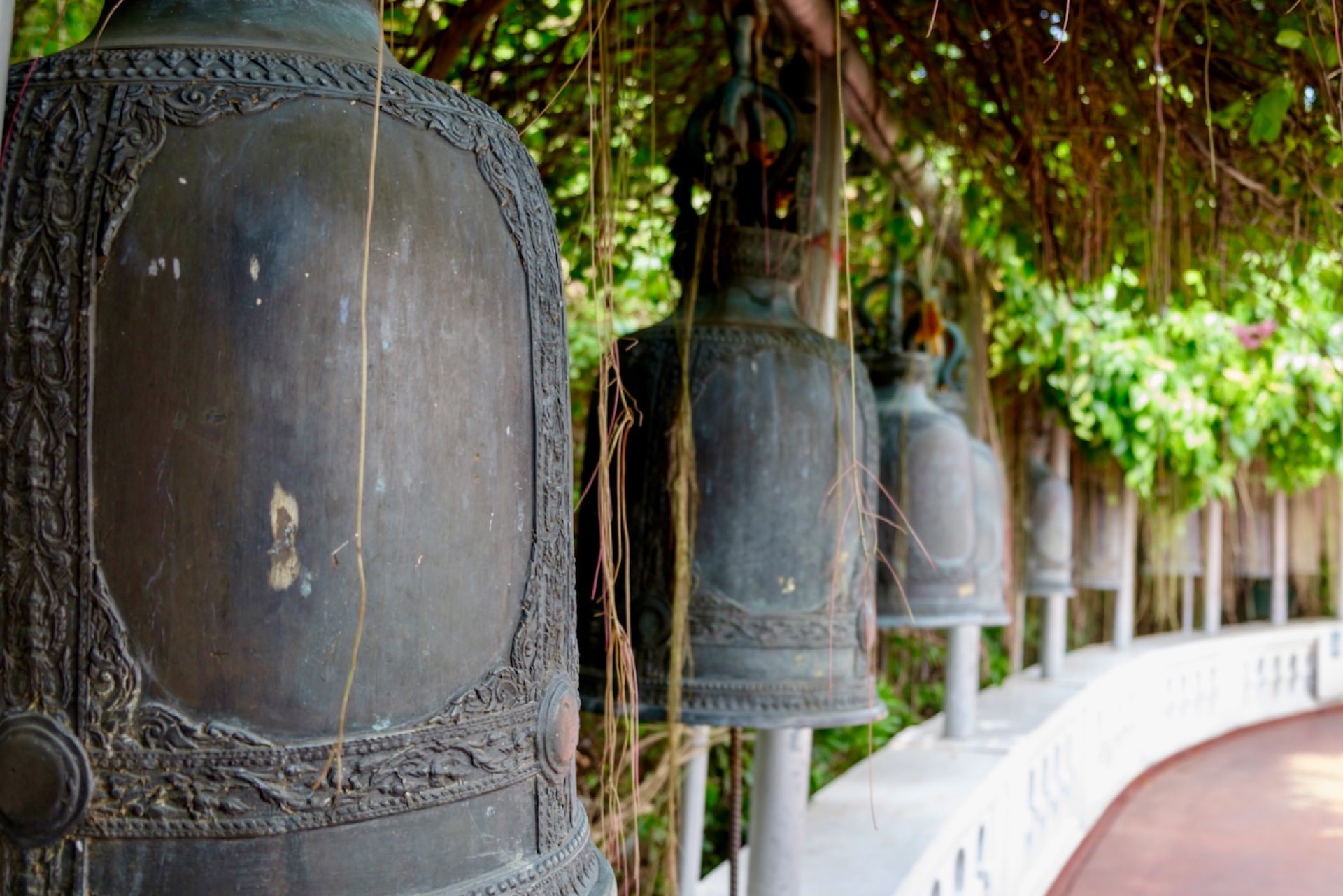 Bronzene Glocken am Aufstiegsweg des Wat Saket Golden Mountain Bangkok