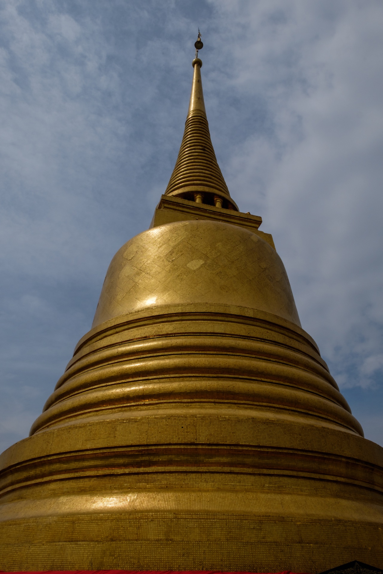 Goldener Chedi des Wat Saket von unten fotografiert, Bangkok