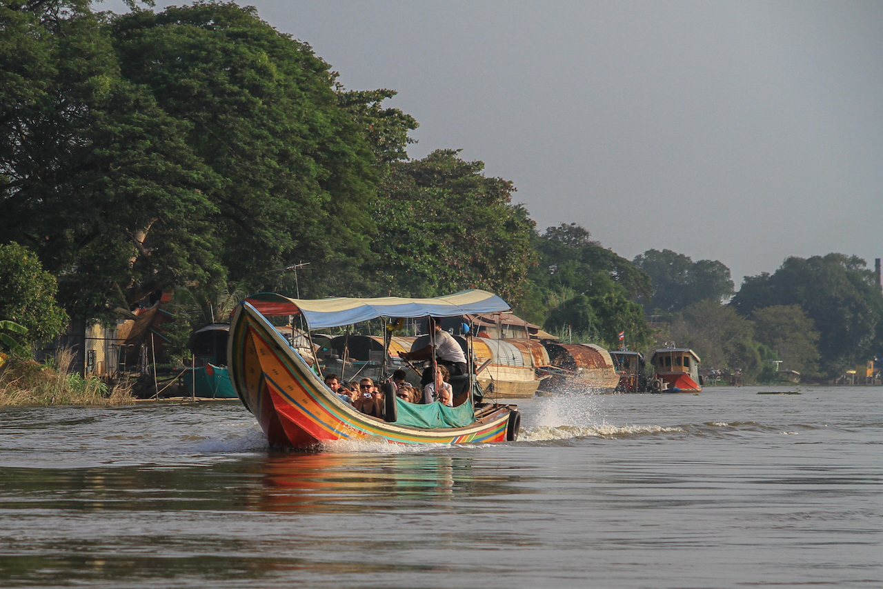 Longtailboot auf dem Fluss in Ayutthaya