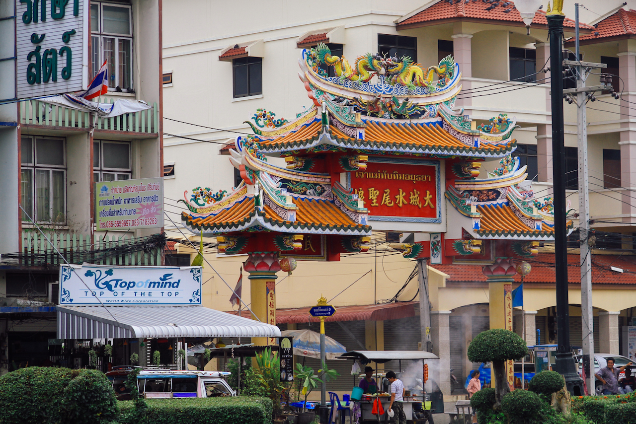 Buntes chinesisches Tempeltor im Stadtzentrum von Ayutthaya
