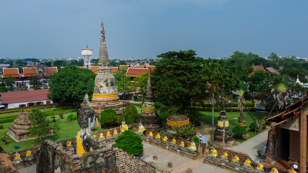 Historischer Tempelkomplex in Ayutthaya mit Chedis und Buddhafiguren
