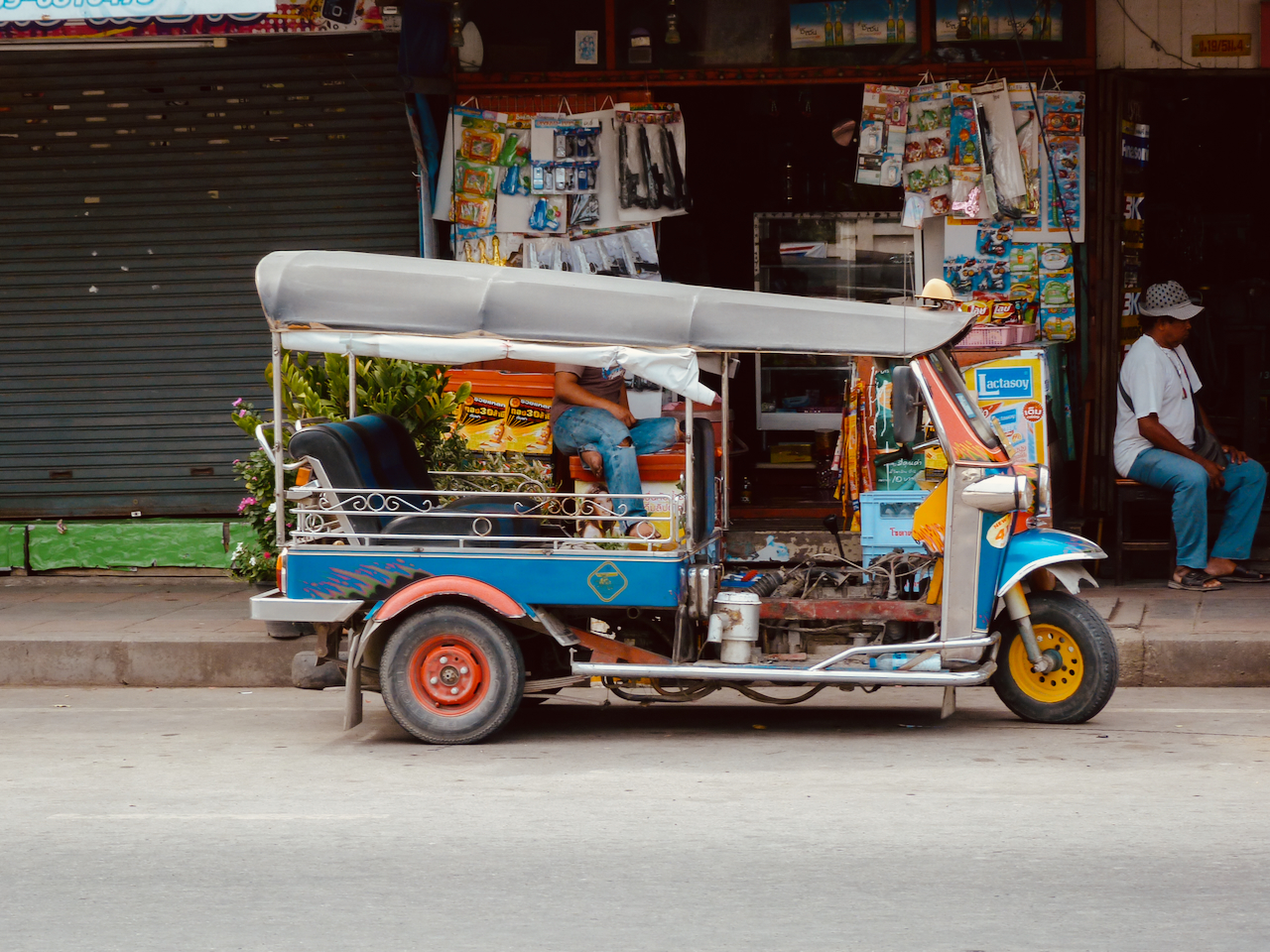 Buntes Tuk-Tuk in Ayutthaya vor einem kleinen Laden