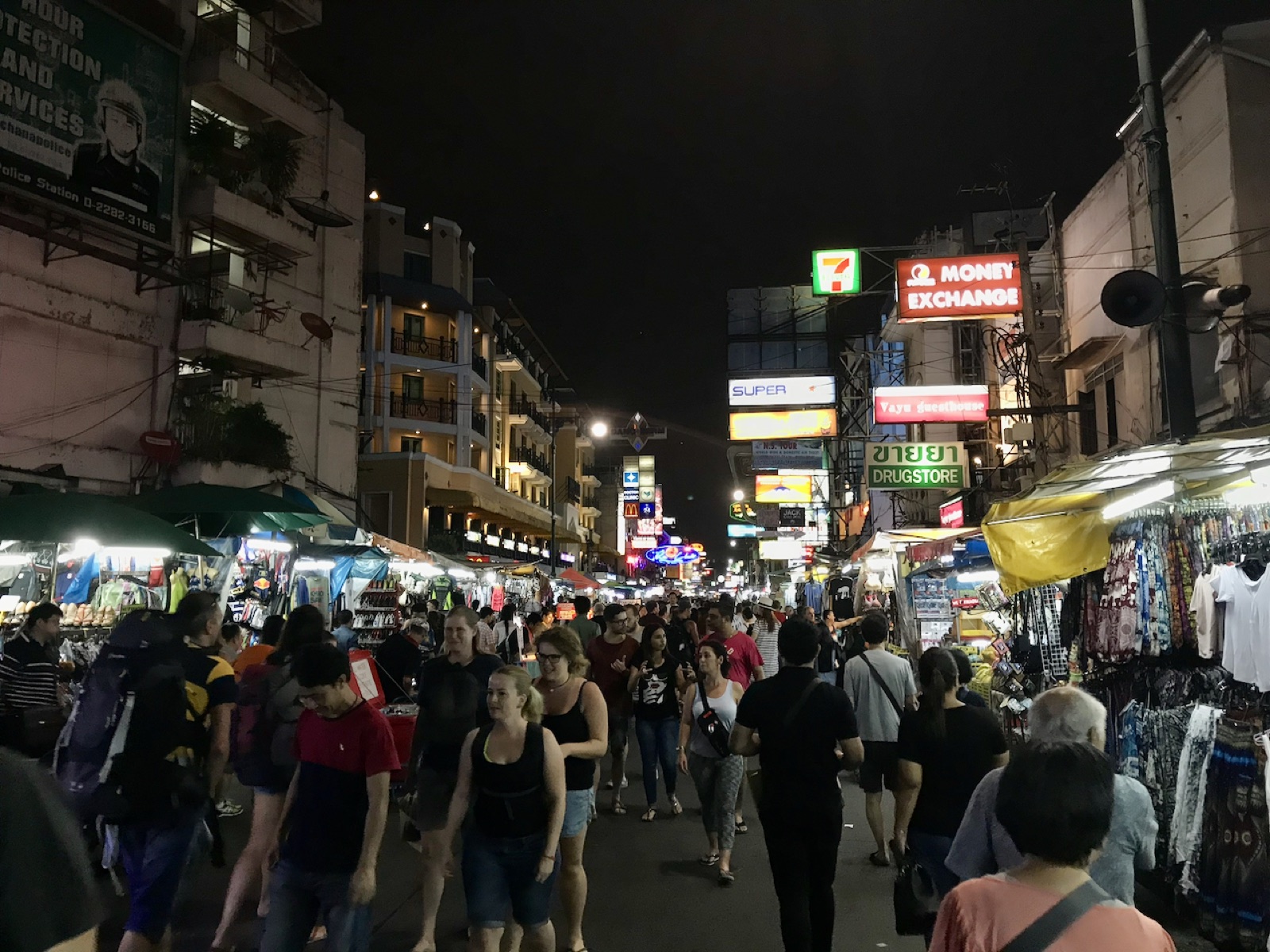 Khao San Road in Bangkok am Abend