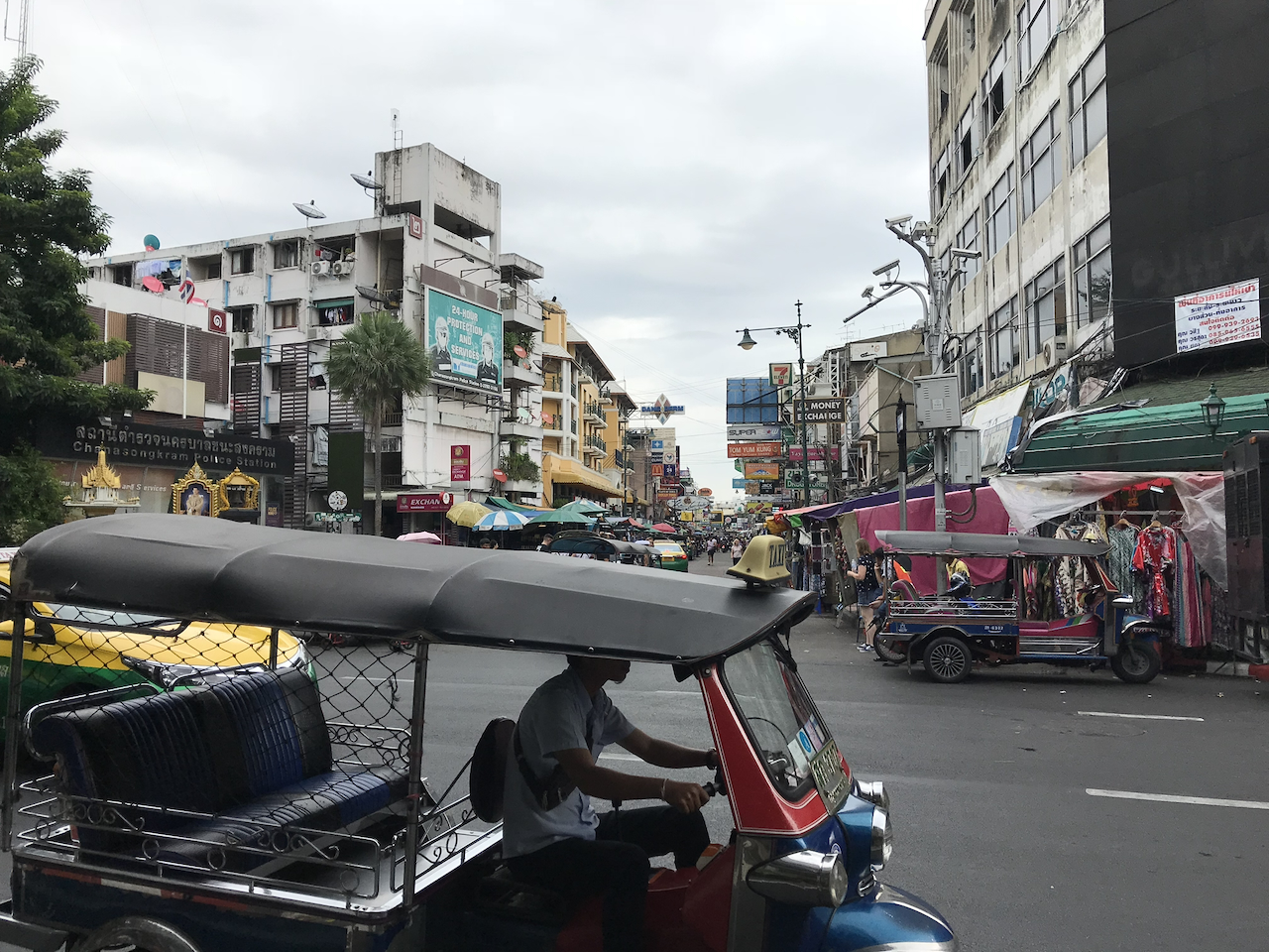 Tuk Tuk nahe der Khao San Road in Bangkok mit Blick auf die Altstadtstraße