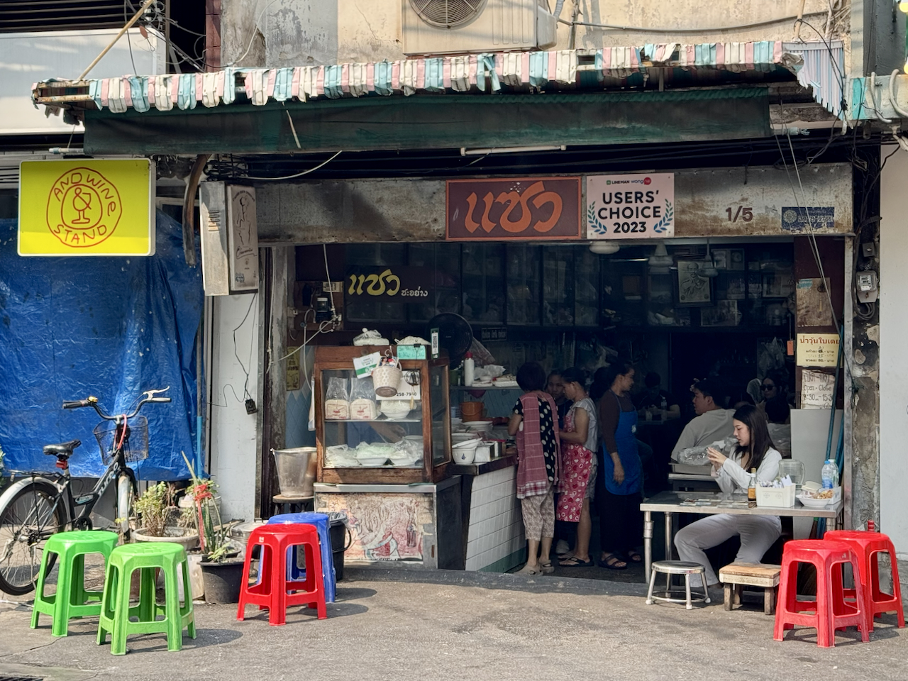 Kleines Thai-Lokal Chaew in Thonglor am Tag – Users Choice 2023, bunte Plastikstühle auf der Straße