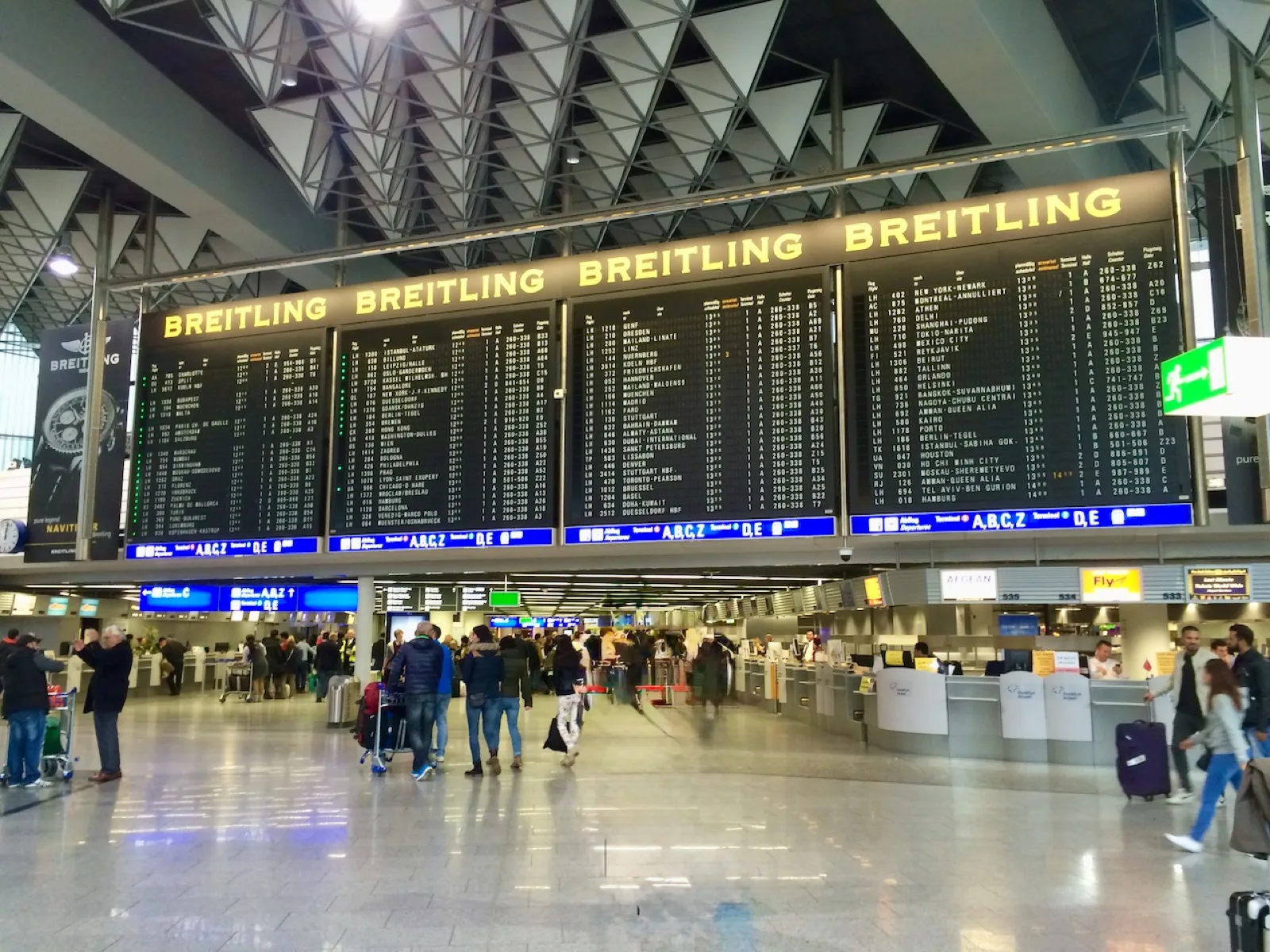Abflugtafel am Frankfurter Flughafen mit Flügen nach Bangkok-Suvarnabhumi