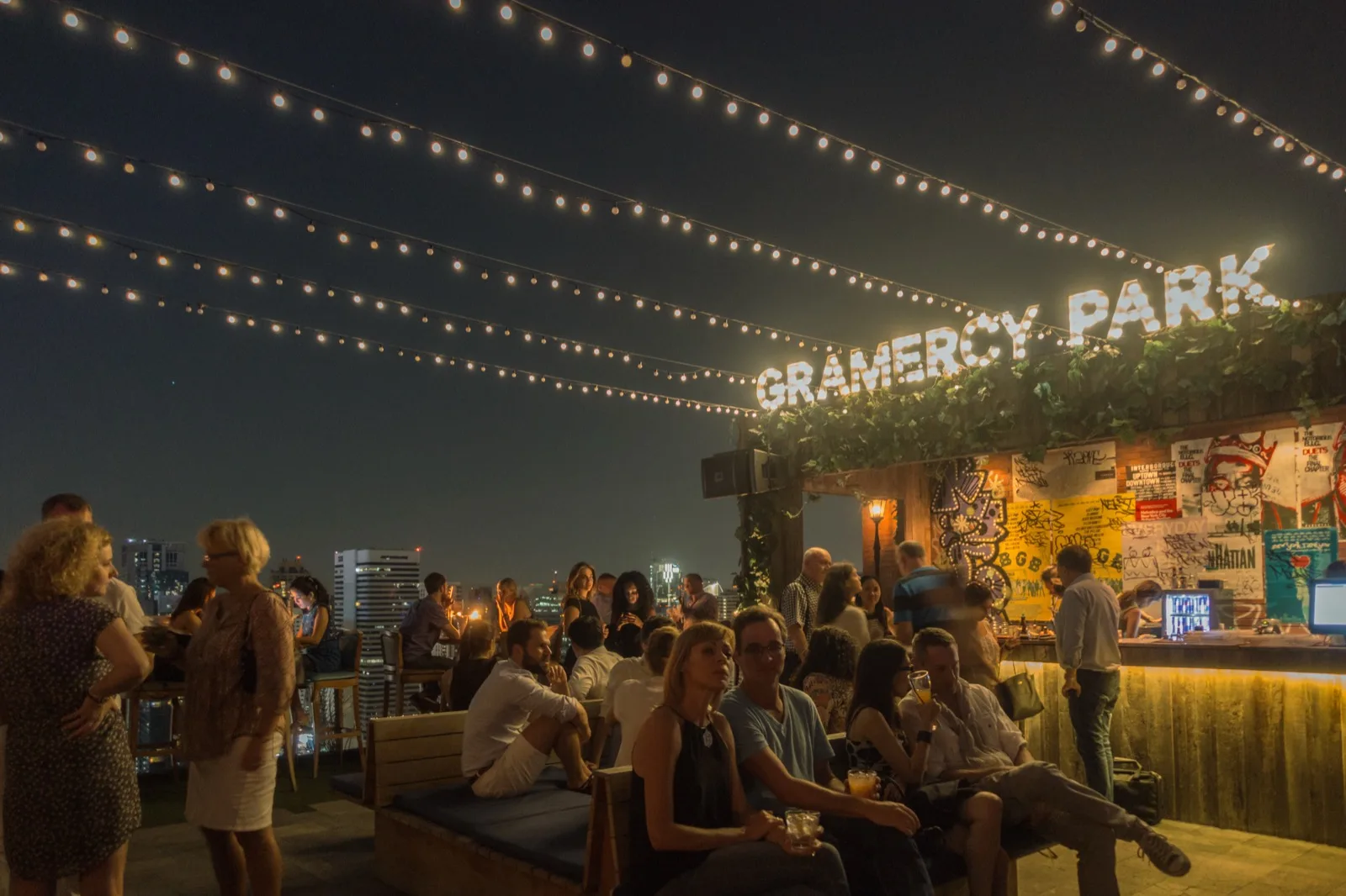 Above Eleven Rooftop-Bar in Bangkok mit beleuchtetem Gramercy-Park-Schriftzug und Lichterketten
