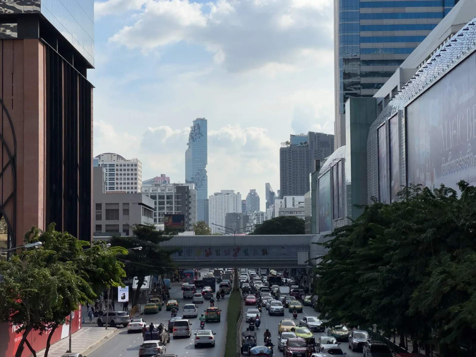 Ganz normaler Alltagsverkehr auf einer Hauptstraße in Bangkok