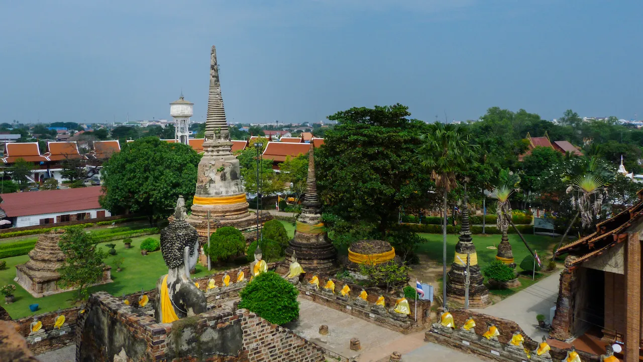Chedis und Buddha-Reihen des Wat Yai Chai Mongkhon in Ayutthaya
