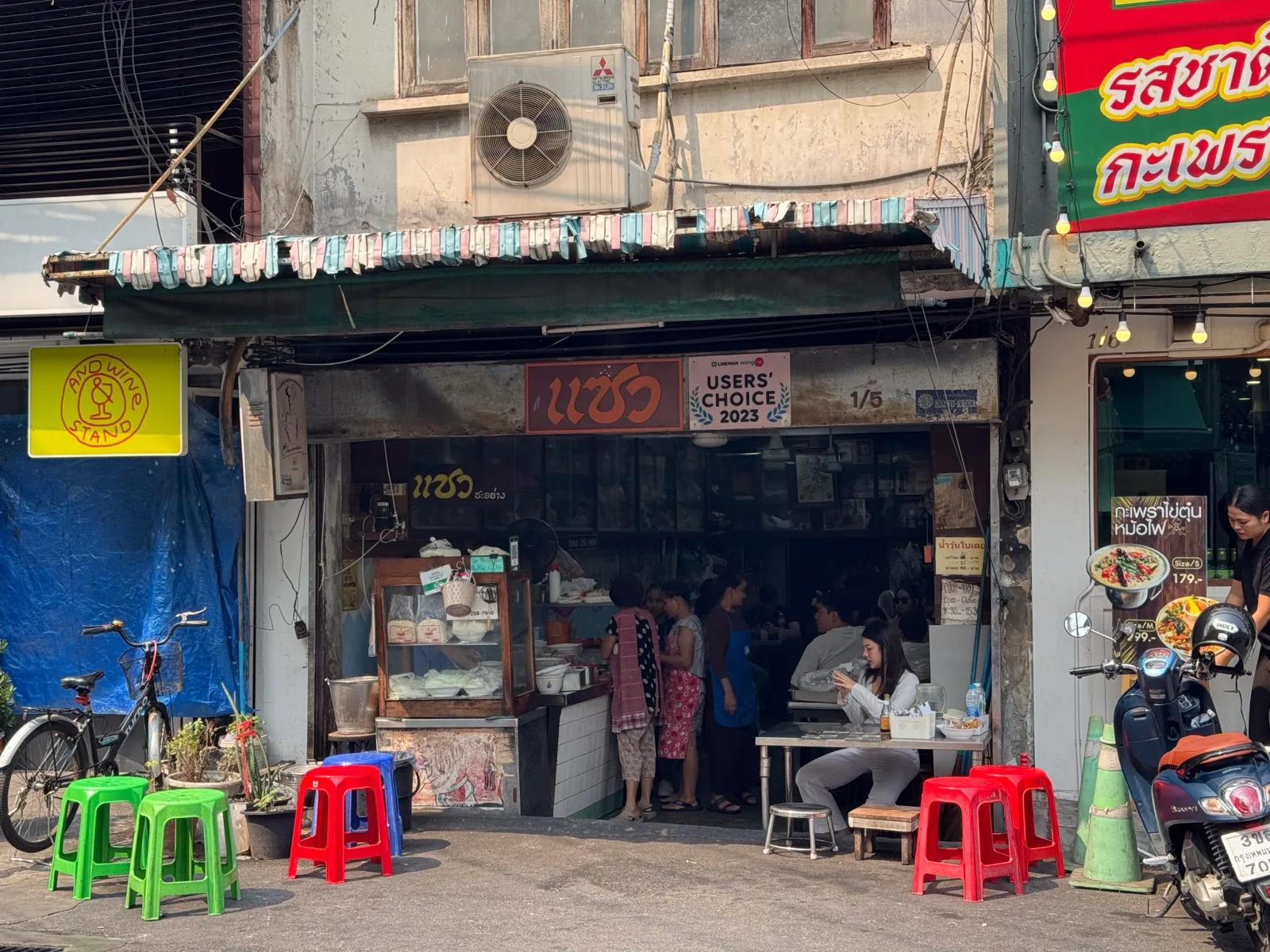 Traditionelles Shophouse-Restaurant mit Plastikhockern in Bangkok