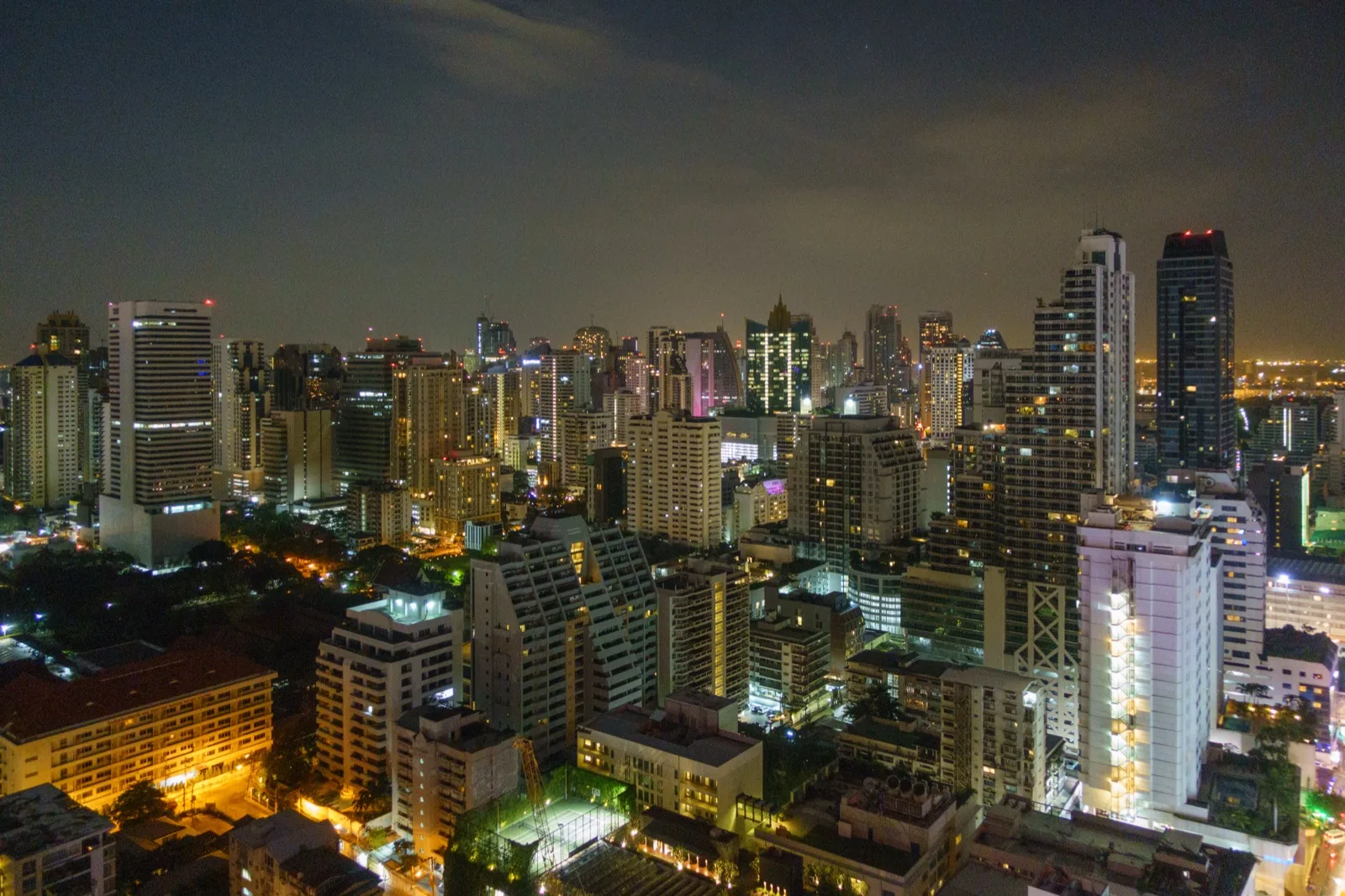Nächtliche Skyline von Bangkok mit unzähligen beleuchteten Hochhäusern