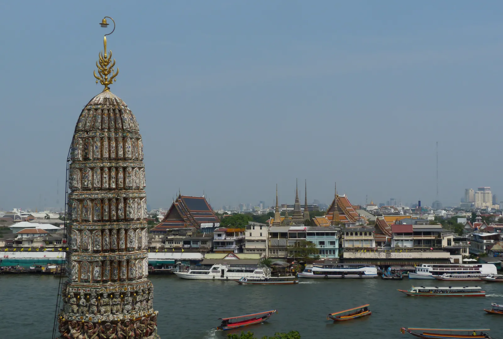 Blick über den Chao Phraya mit Longtail-Booten auf Wat Pho und die Altstadt