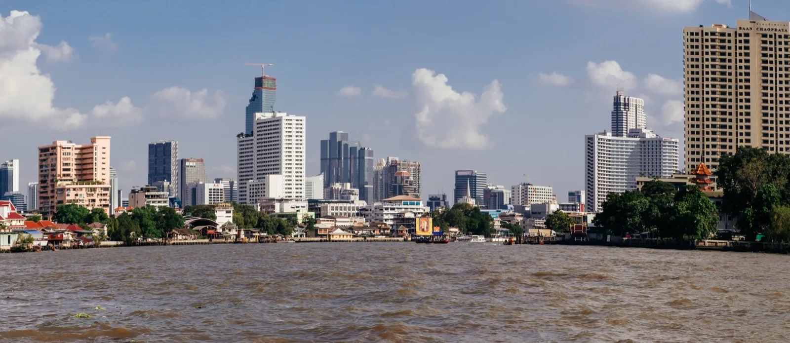 Panorama des Chao Phraya mit der Skyline von Bangkok vom Wasser aus