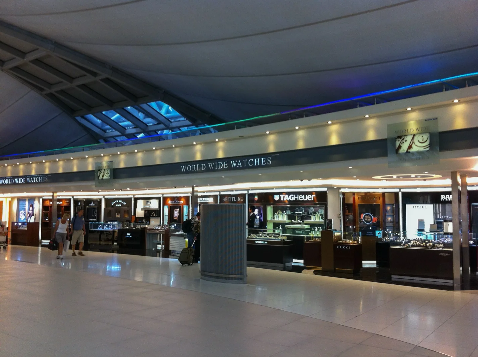 Duty-Free-Bereich mit Uhrengeschäften im Flughafen Suvarnabhumi in Bangkok