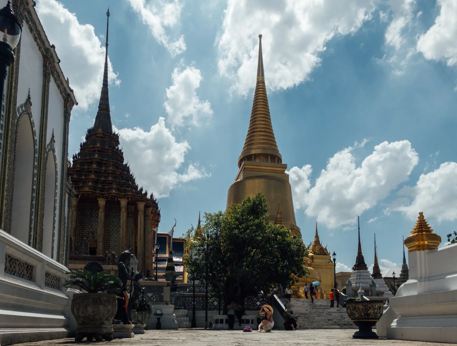 Goldener Chedi und Tempeltürme im Großen Palast in Bangkok