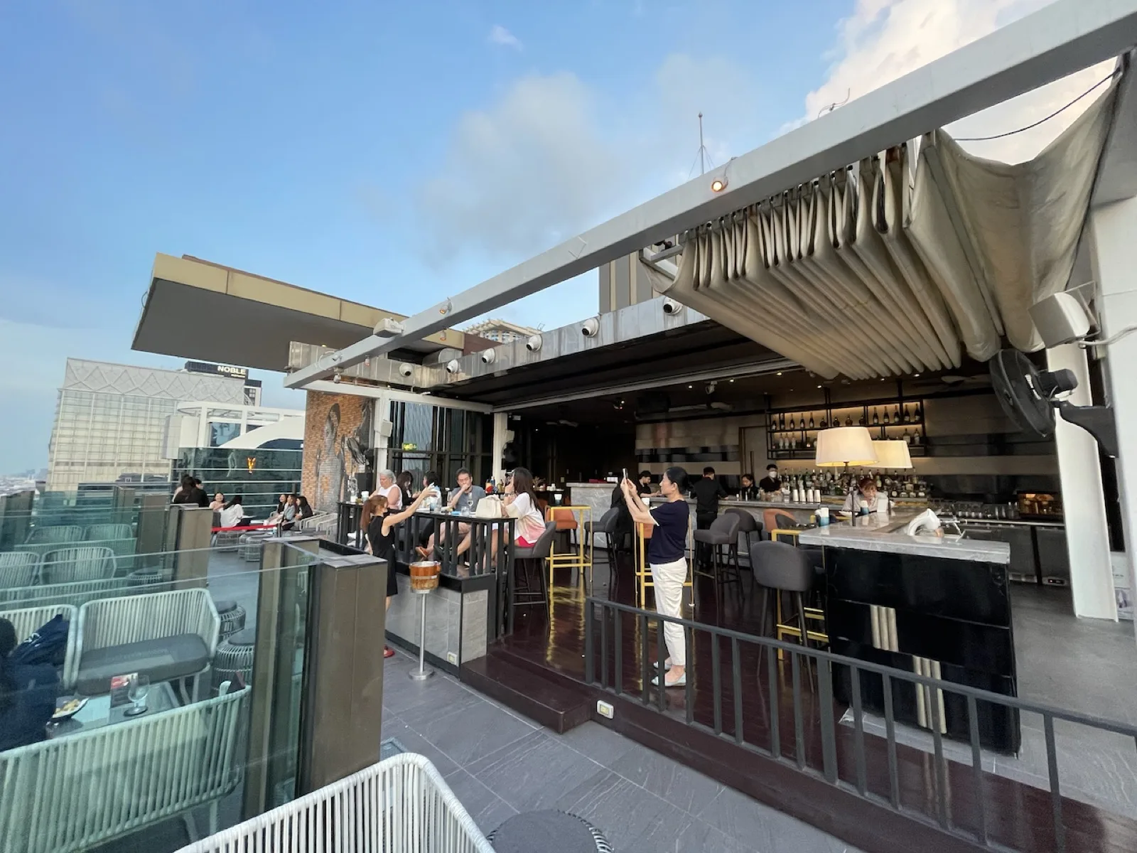 Rooftop-Bar eines modernen Hotels in Bangkok am frühen Abend
