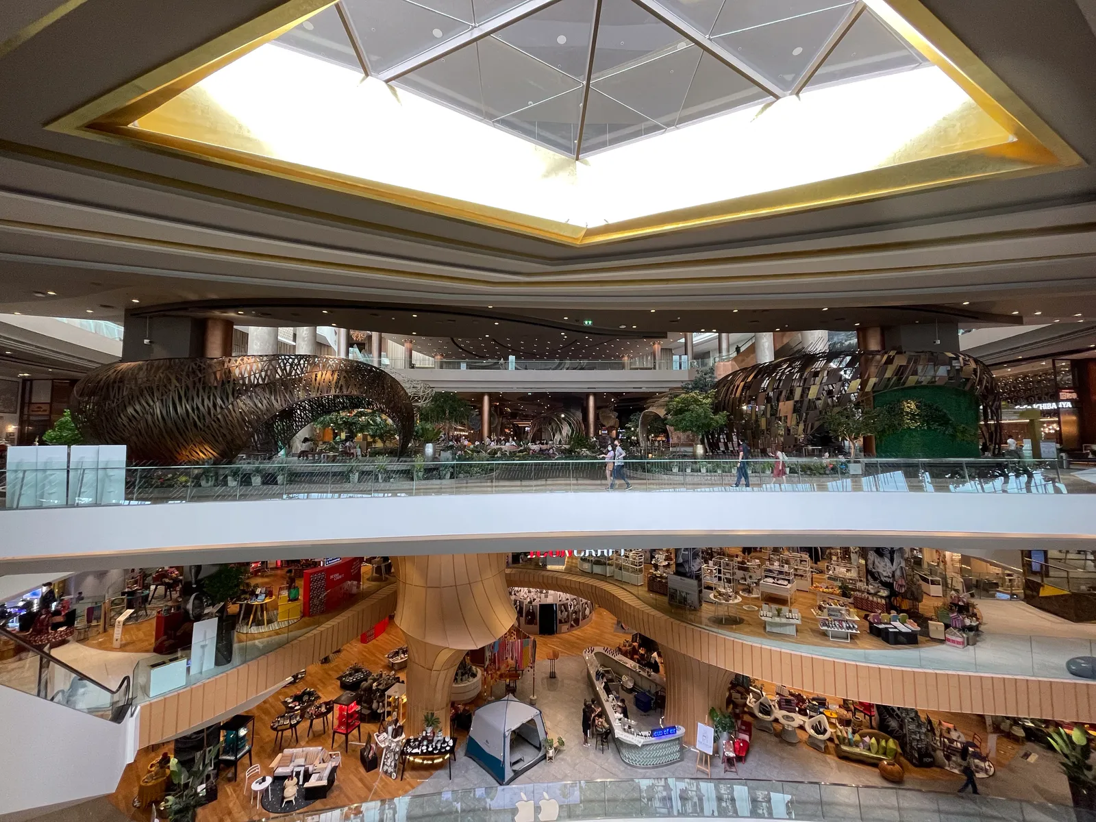 Innenansicht des IconSiam Einkaufszentrums in Bangkok mit mehreren Etagen