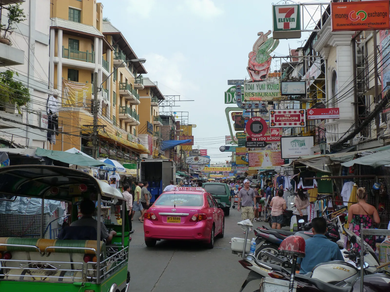 Khao San Road in Bangkok am Abend – Straße voller Schilder, Tuk-Tuks und Taxis