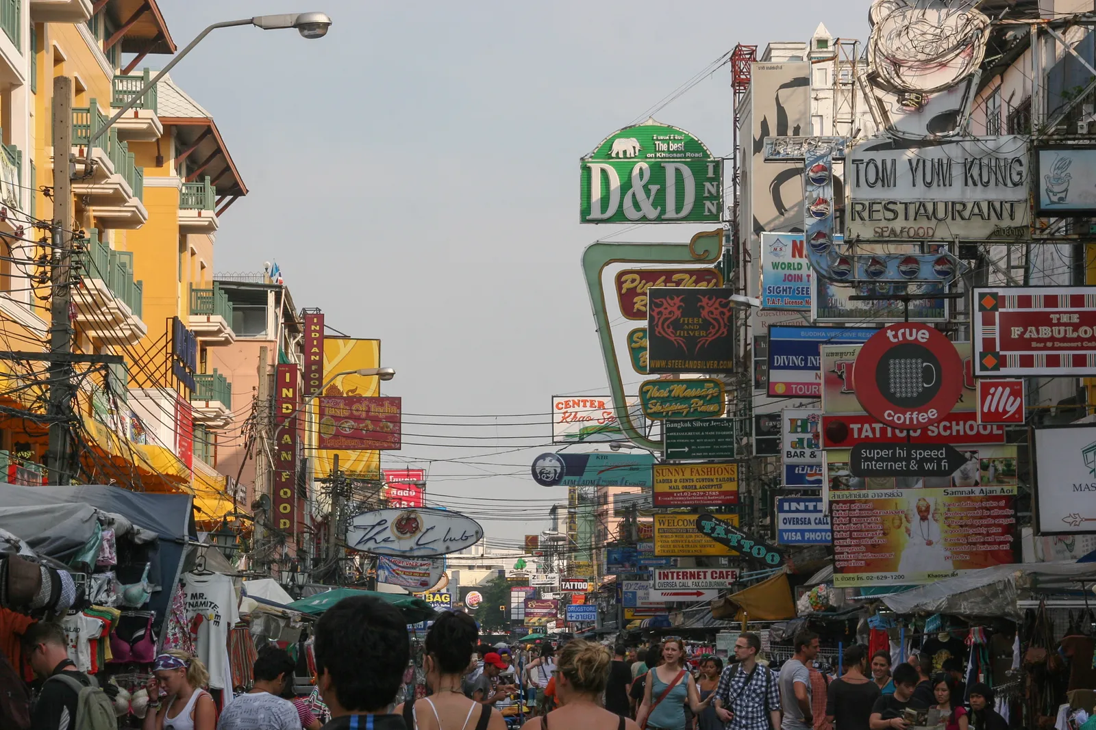Khao San Road in Bangkok mit dichtem Schilderwald und Backpackern