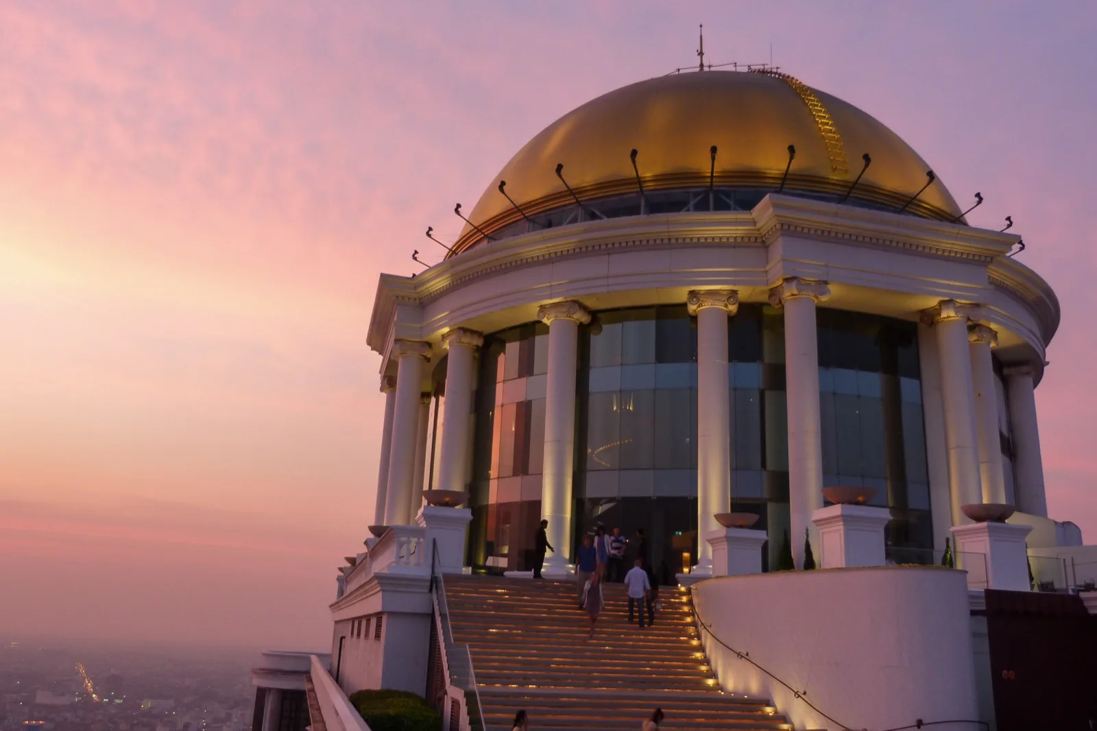 Goldene Kuppel des Lebua at State Tower in Bangkok bei Sonnenuntergang