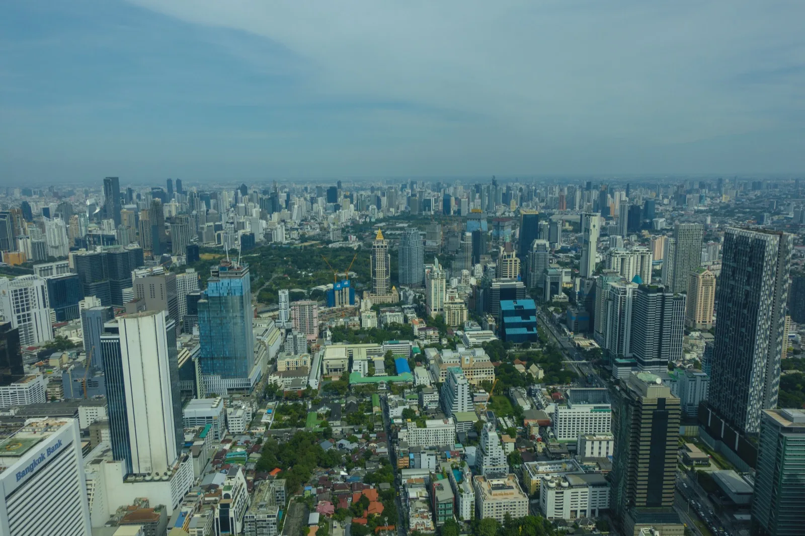 Blick durch die Glasscheiben des Mahanakhon auf das Häusermeer von Bangkok