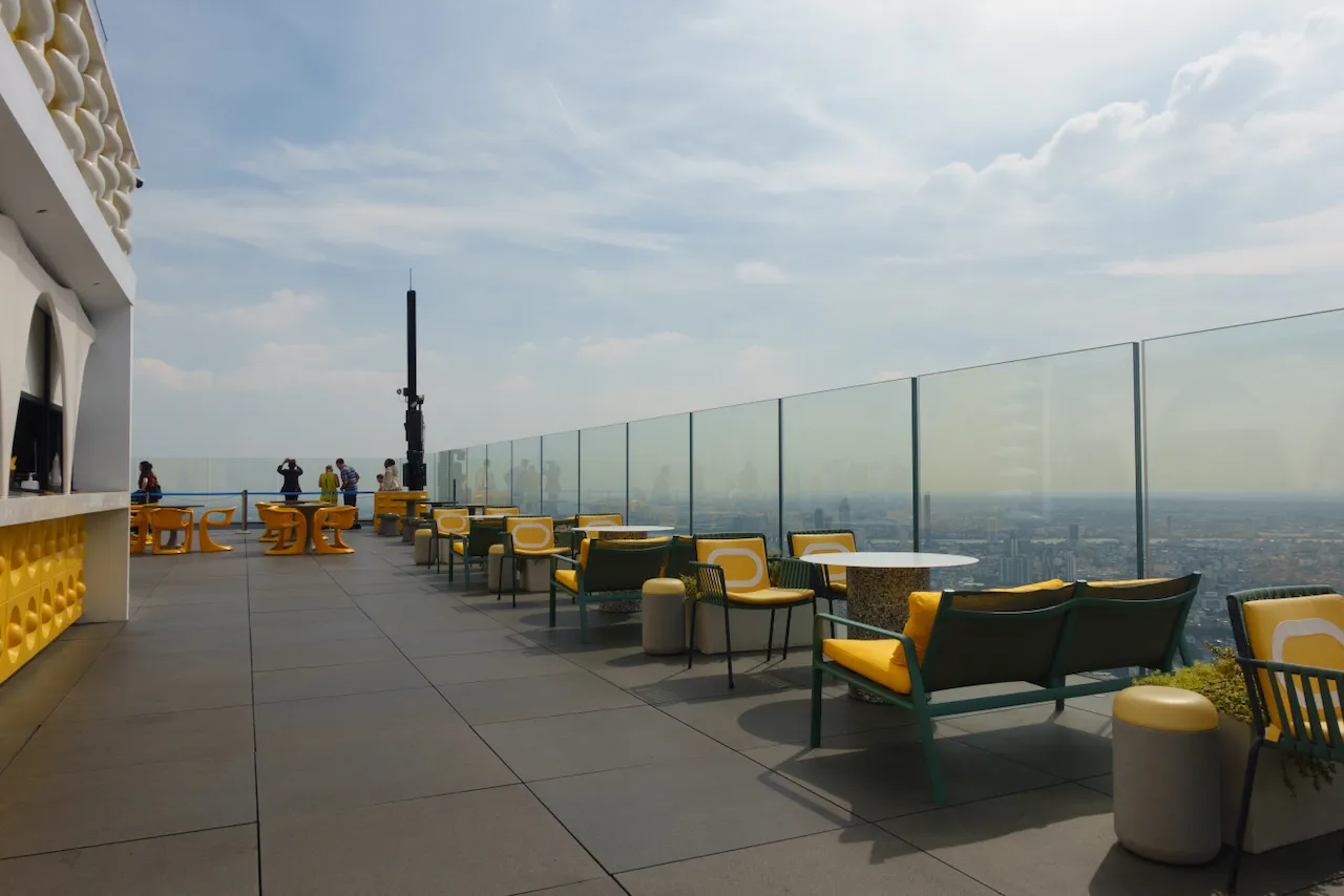 Rooftop-Terrasse des Mahanakhon Skywalk mit Blick über Bangkok